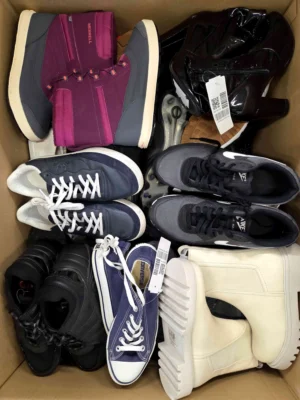The photo shows a package with footwear in the category SH.