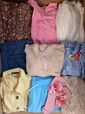 The photo shows a package with clothing in the category BSN.