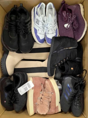 The photo shows a package with footwear in the category SH.