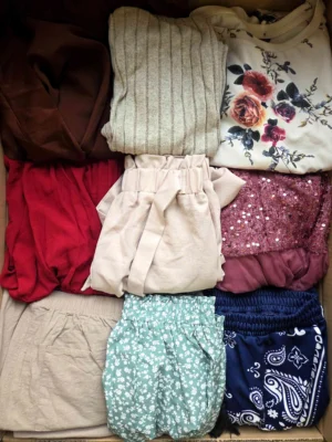 The photo shows a package with clothing in the category BSN.