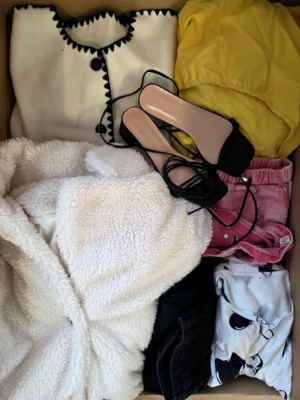 The photo shows a package with clothing in the category BSN.