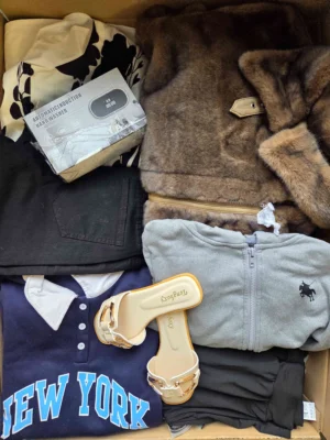 The photo shows a package with clothing in the category BSN.