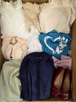 The photo shows a package with clothing in the category BSN.