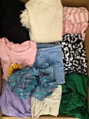 The photo shows a package with clothing in the category BSN.