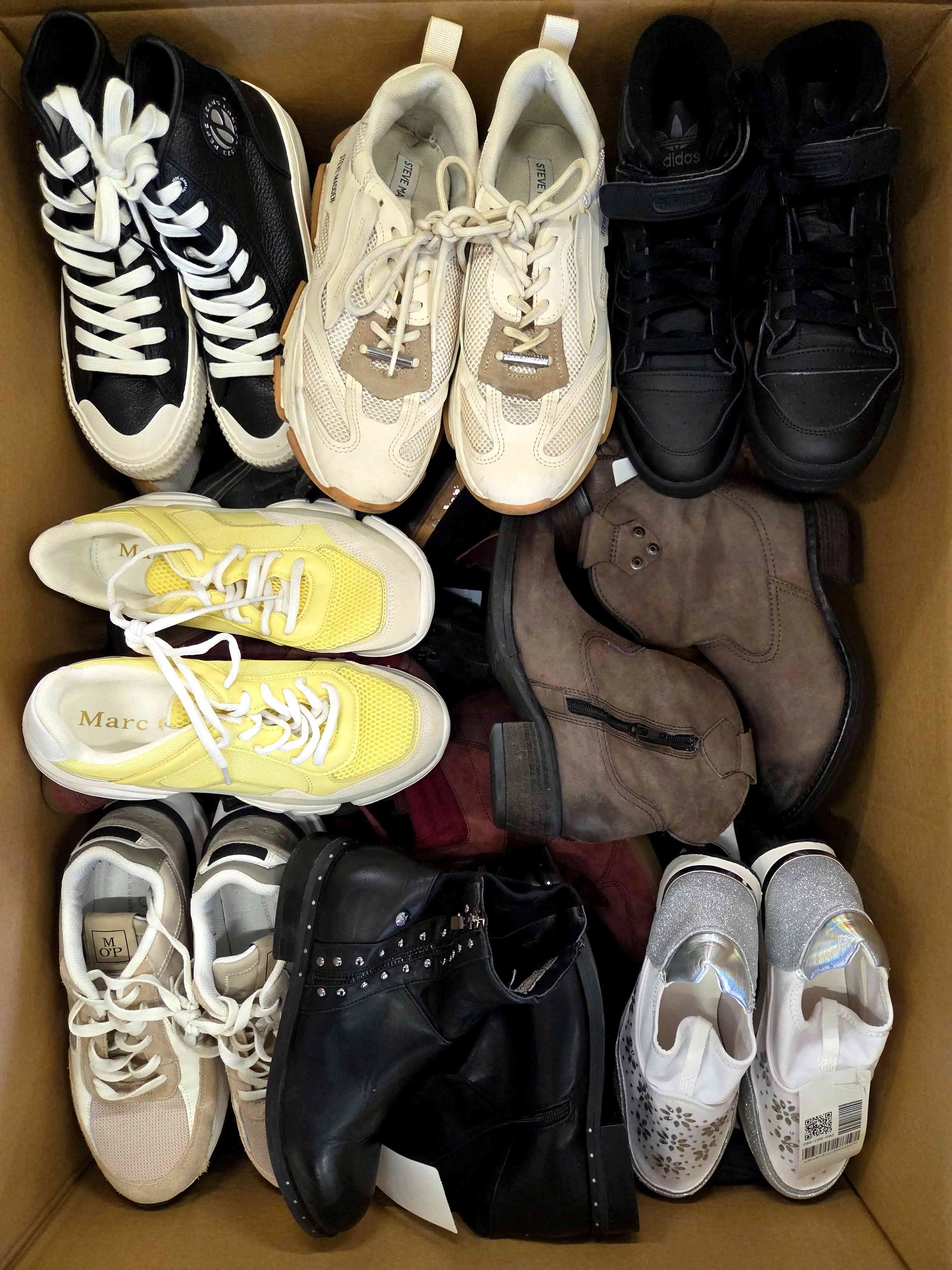 SH1147 3 The photo shows a package with footwear in the category SH.