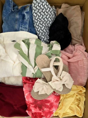 The photo shows a package with clothing in the category BSN.