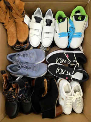 The photo shows a package with footwear in the category SH.