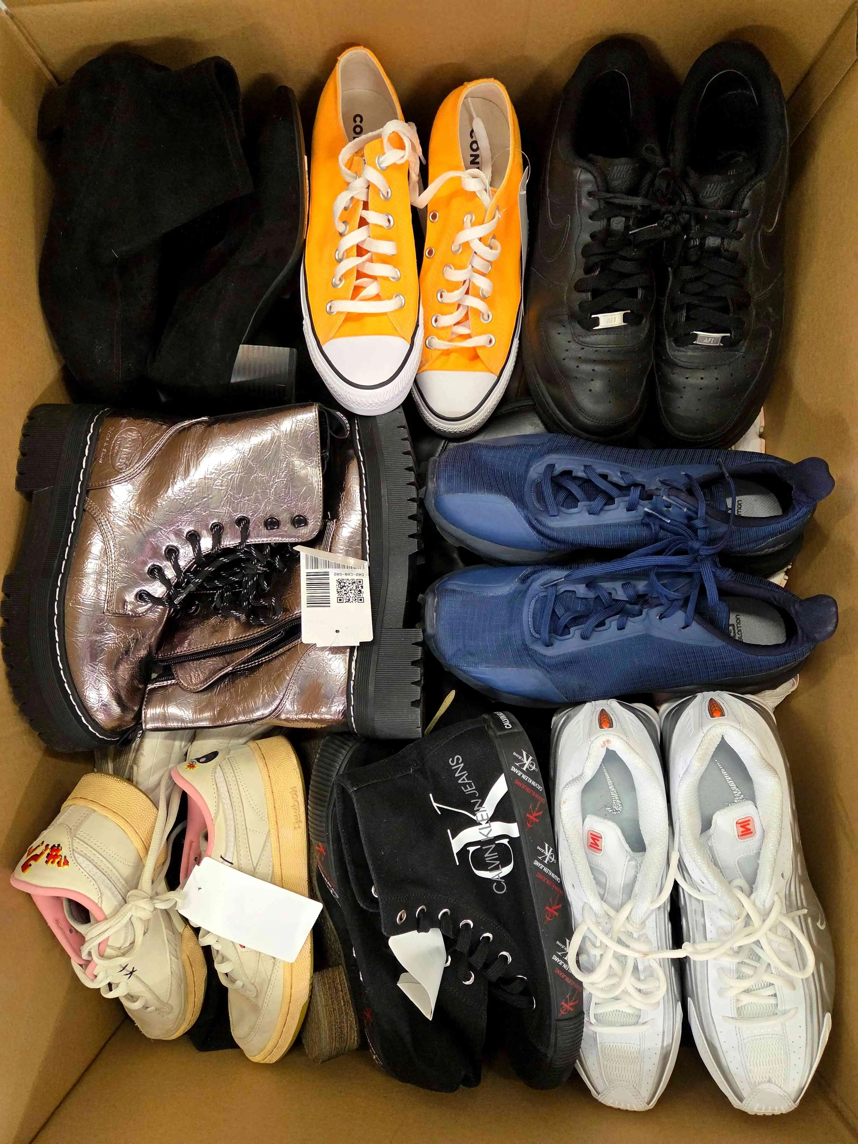 SH1151 3 The photo shows a package with footwear in the category SH.