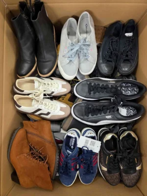 The photo shows a package with footwear in the category SH.