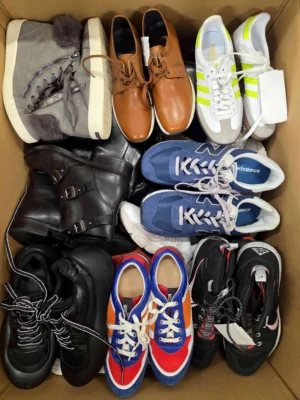 The photo shows a package with footwear in the category SH.