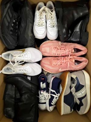 The photo shows a package with footwear in the category SH.