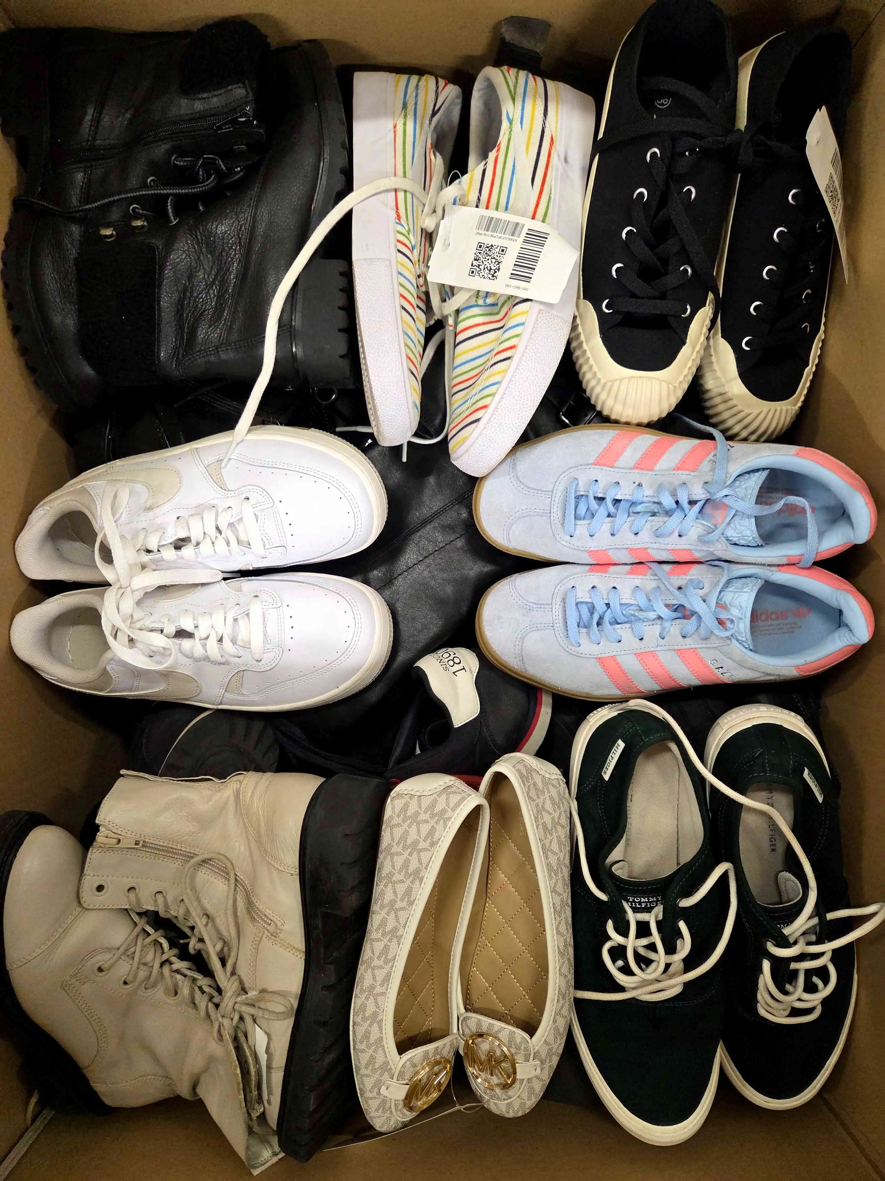 SH1167 3 The photo shows a package with footwear in the category SH.