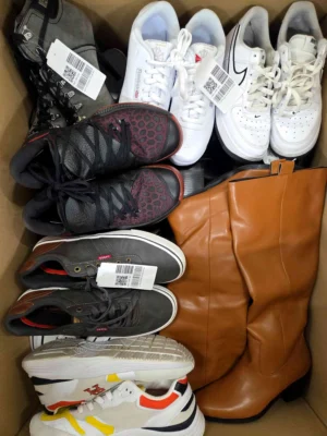 The photo shows a package with footwear in the category SH.