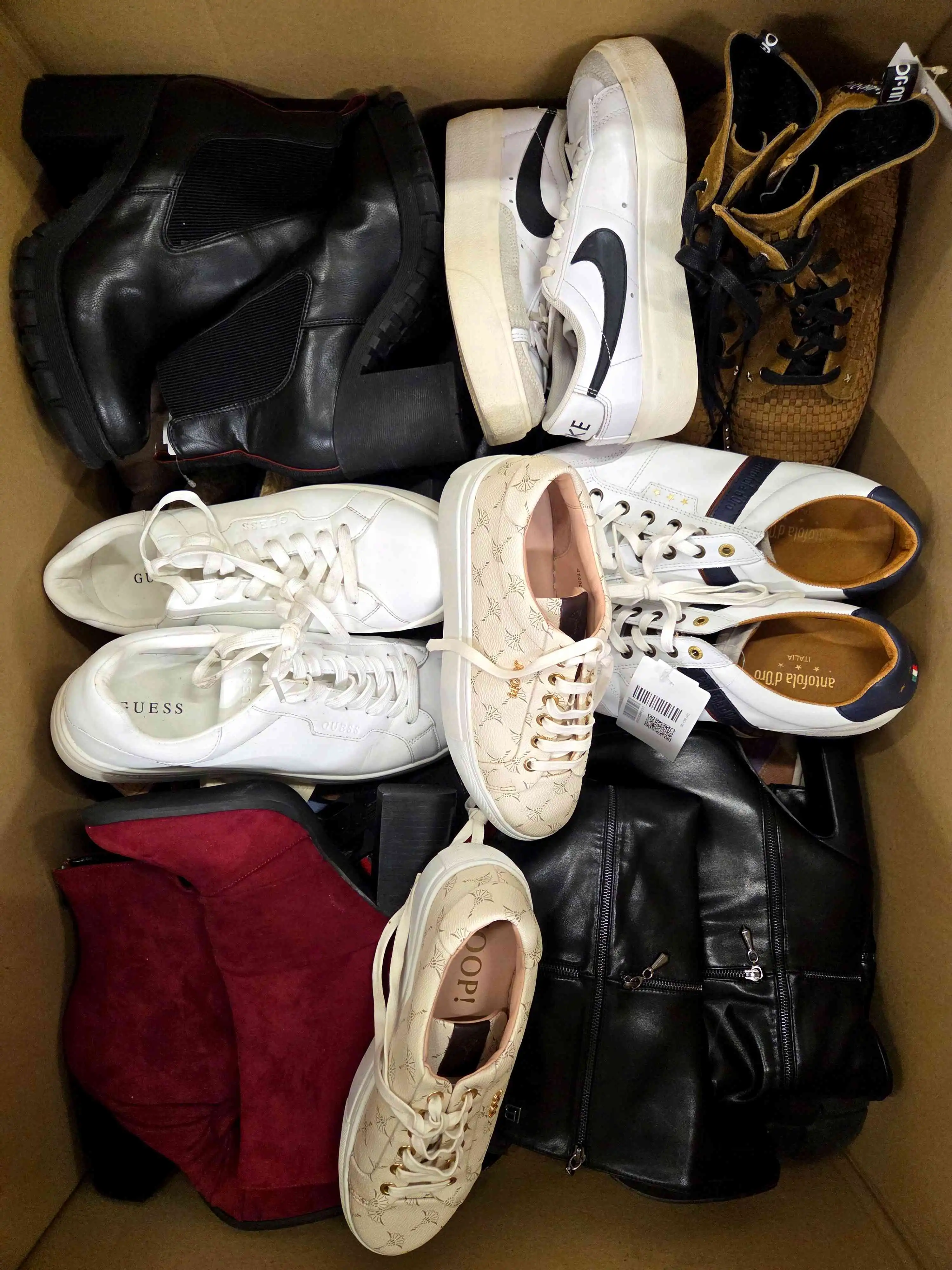 SH1171 3 The photo shows a package with footwear in the category SH.