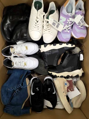 The photo shows a package with footwear in the category SH.