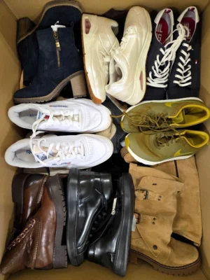 The photo shows a package with footwear in the category SH.