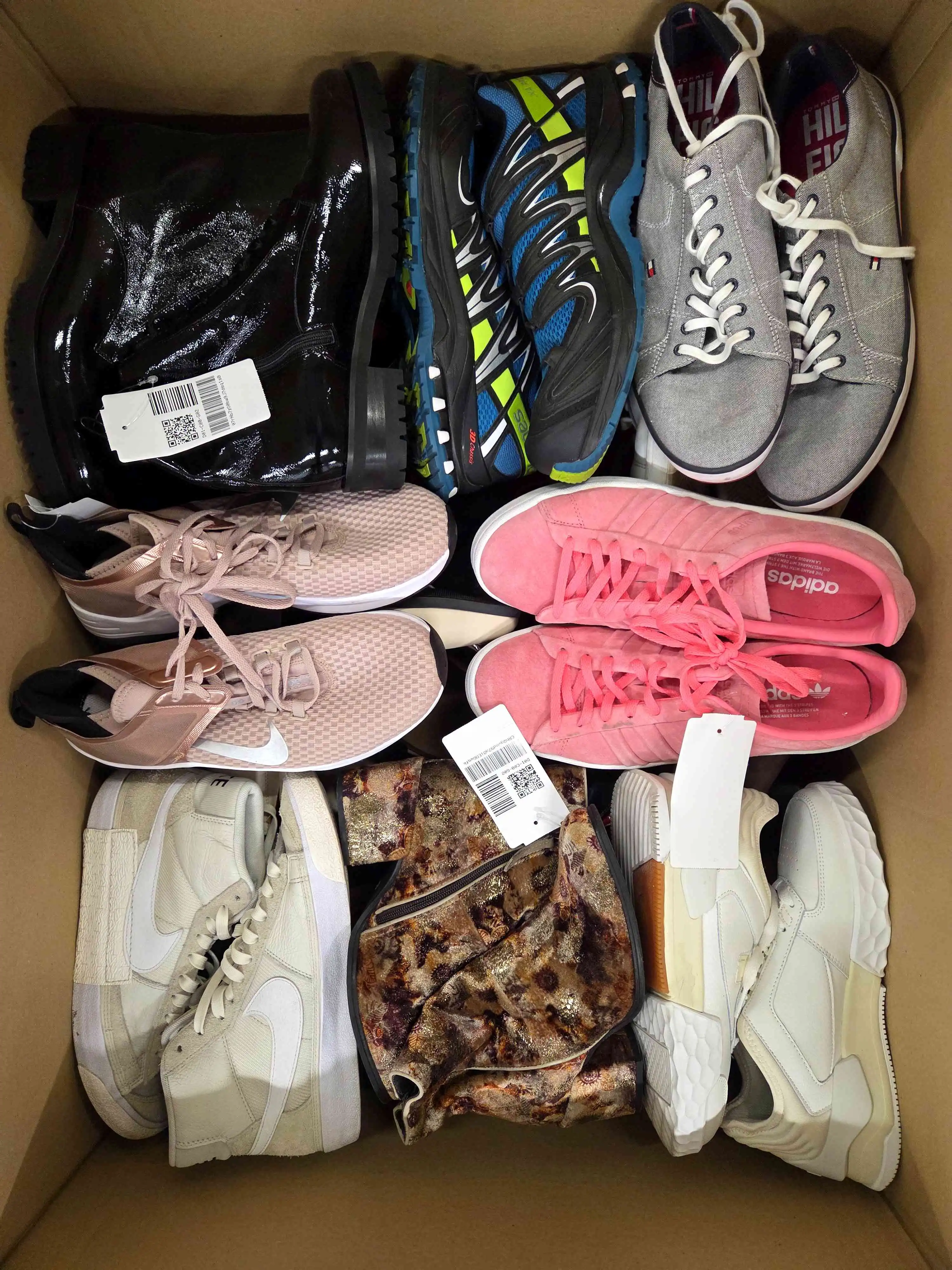 SH1177 3 The photo shows a package with footwear in the category SH.