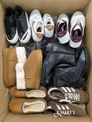 The photo shows a package with footwear in the category CSU.
