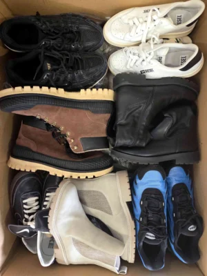 The photo shows a package with footwear in the category CSU.