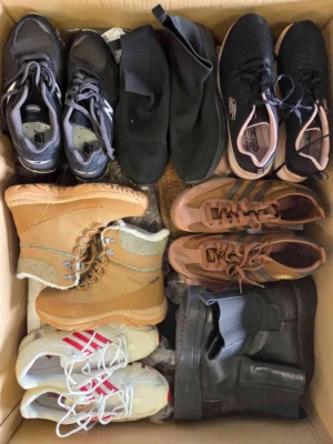 The photo shows a package with footwear in the category CSU.