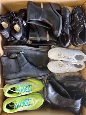 The photo shows a package with footwear in the category CSU.