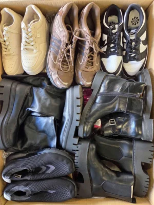 The photo shows a package with footwear in the category CSU.