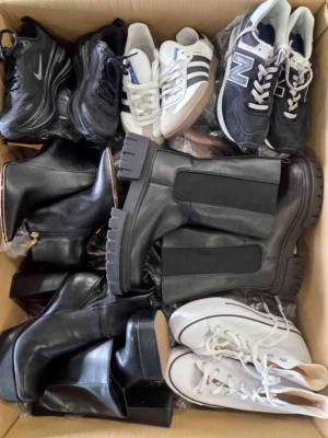 The photo shows a package with footwear in the category CSU.