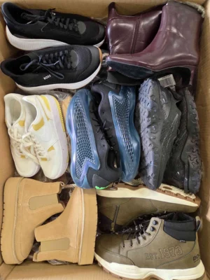 The photo shows a package with footwear in the category CSU.