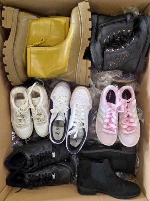 The photo shows a package with footwear in the category CSU.