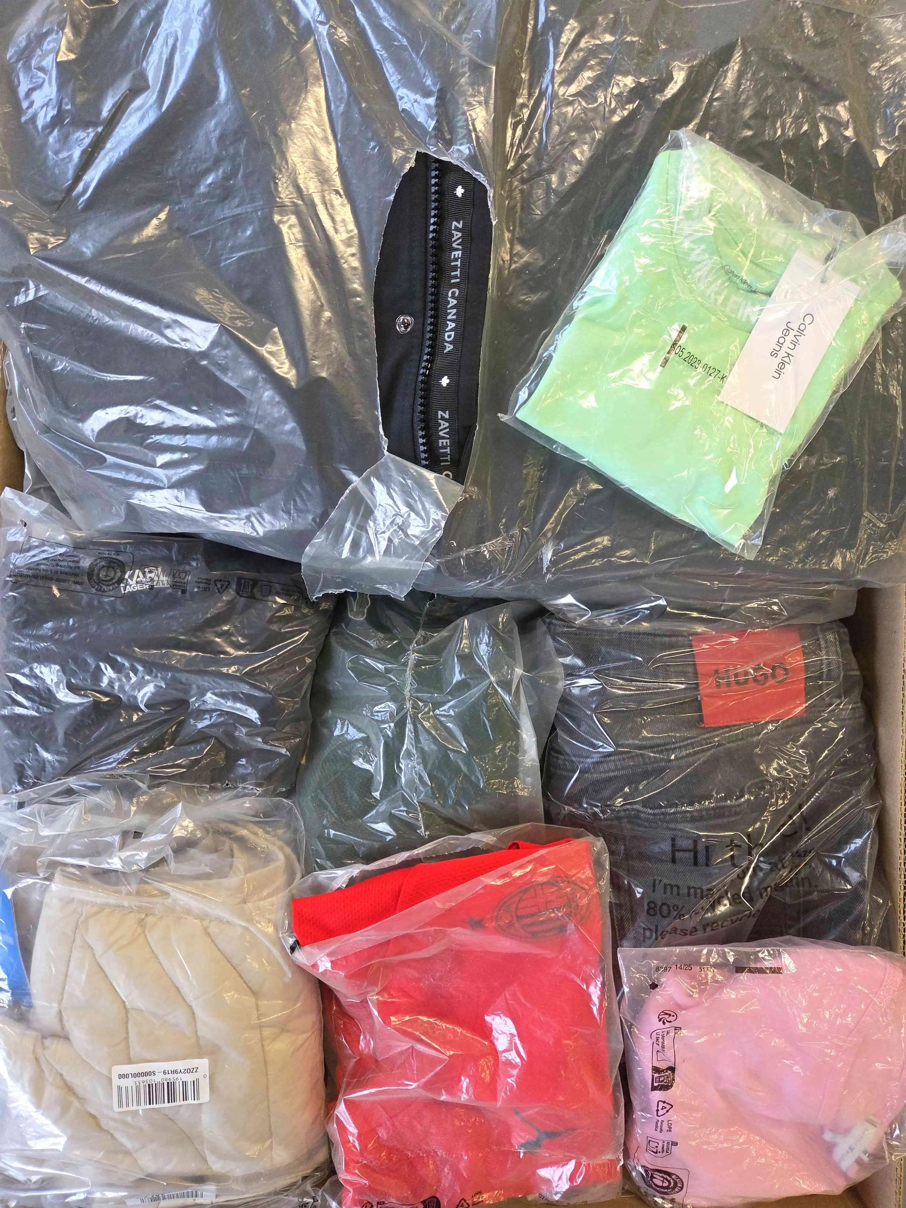 D1419 3 The photo shows a package with clothing in the category D.