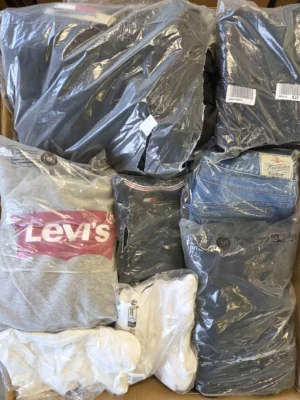 The photo shows a package with clothing in the category D.