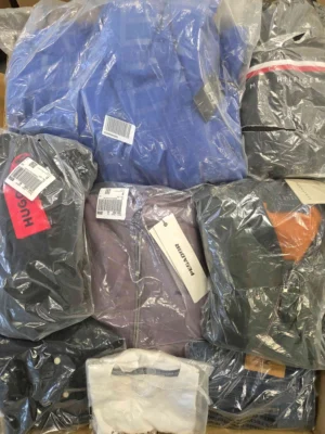 The photo shows a package with clothing in the category D.