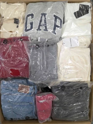 The photo shows a package with clothing in the category D.