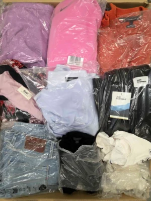 The photo shows a package with clothing in the category D.