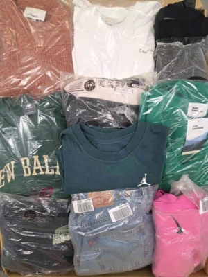 The photo shows a package with clothing in the category D.