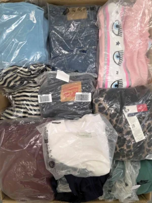 The photo shows a package with clothing in the category D.