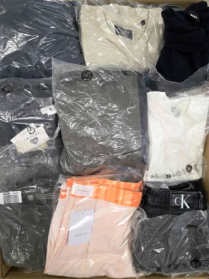 The photo shows a package with clothing in the category D.