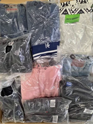 The photo shows a package with clothing in the category D.