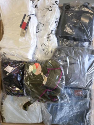 The photo shows a package with clothing in the category D.