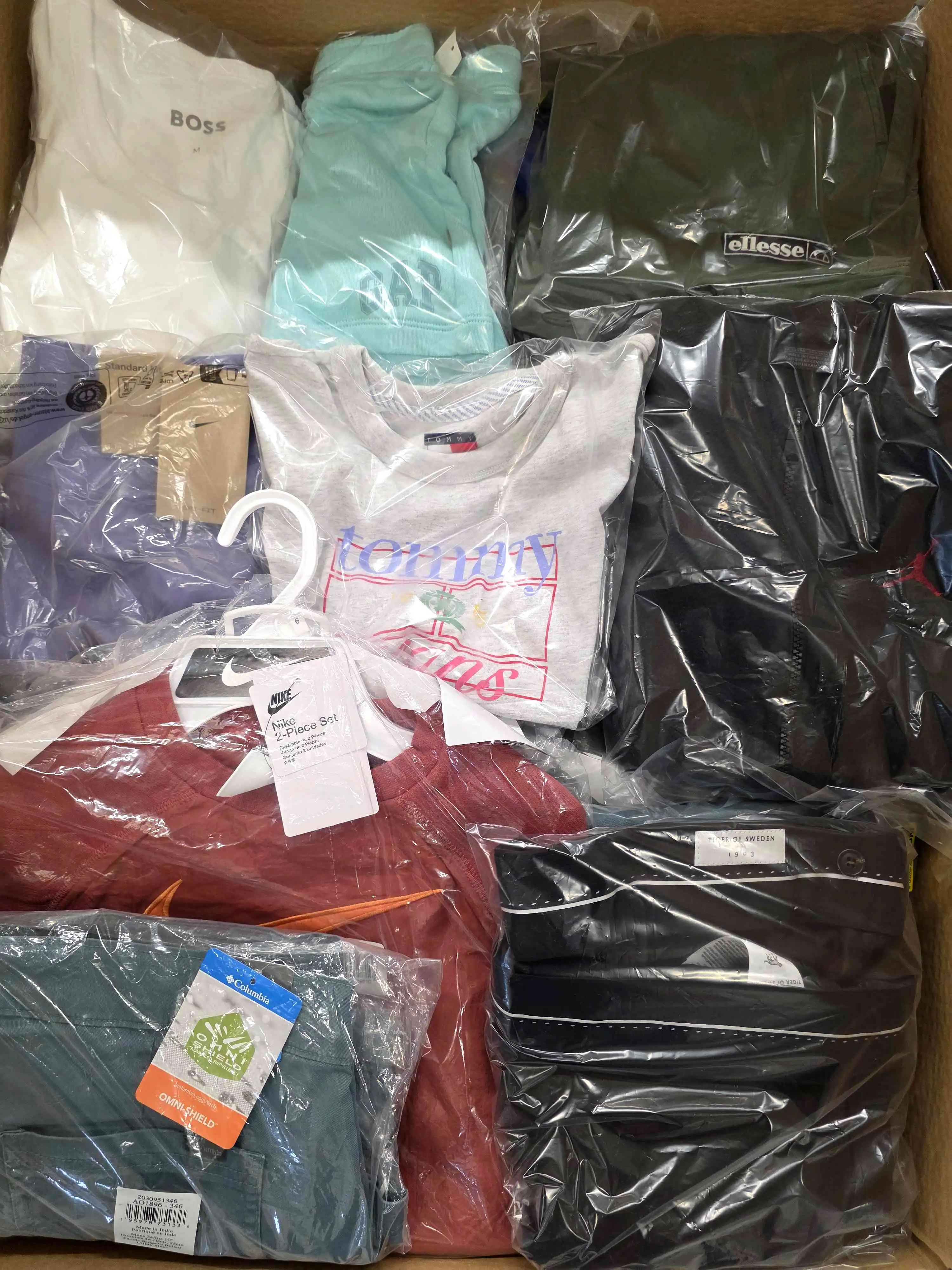 B1507 3 The photo shows a package with clothing in the category B.
