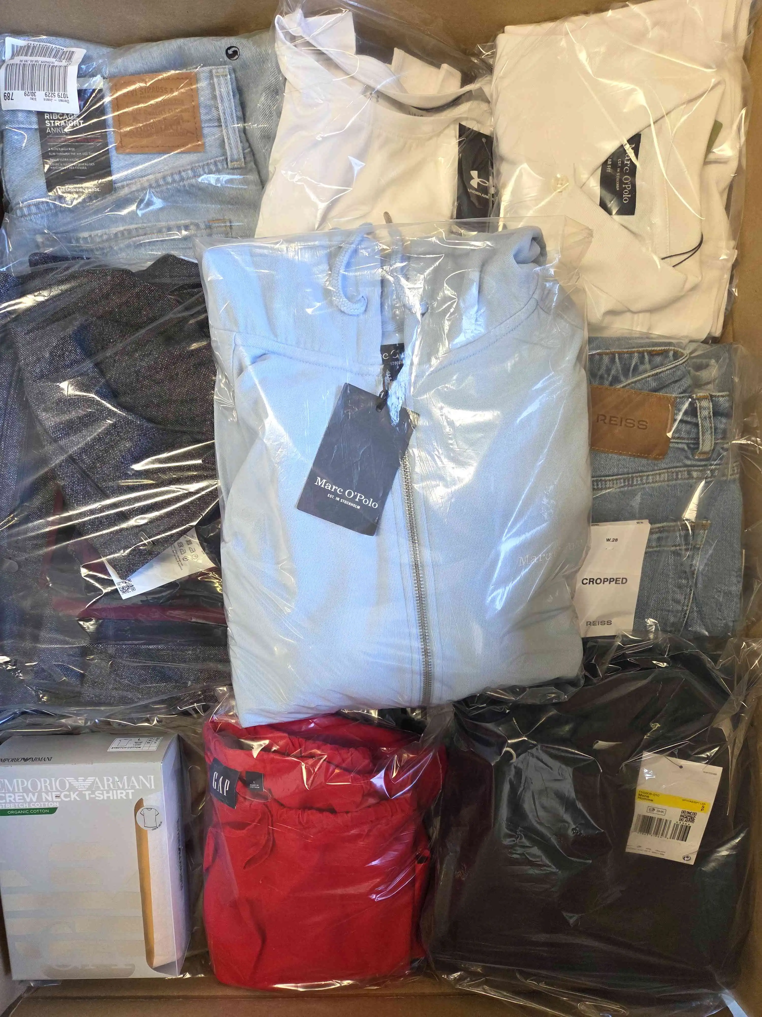 B1545 3 The photo shows a package with clothing in the category B.