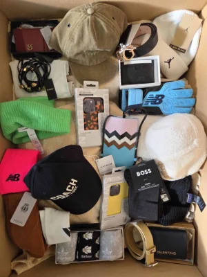 The picture shows a package with accessories in the category AB.