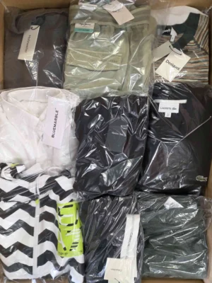 The photo shows a package with clothing in the category B.