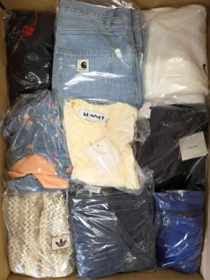 The photo shows a package with clothing in the category B.