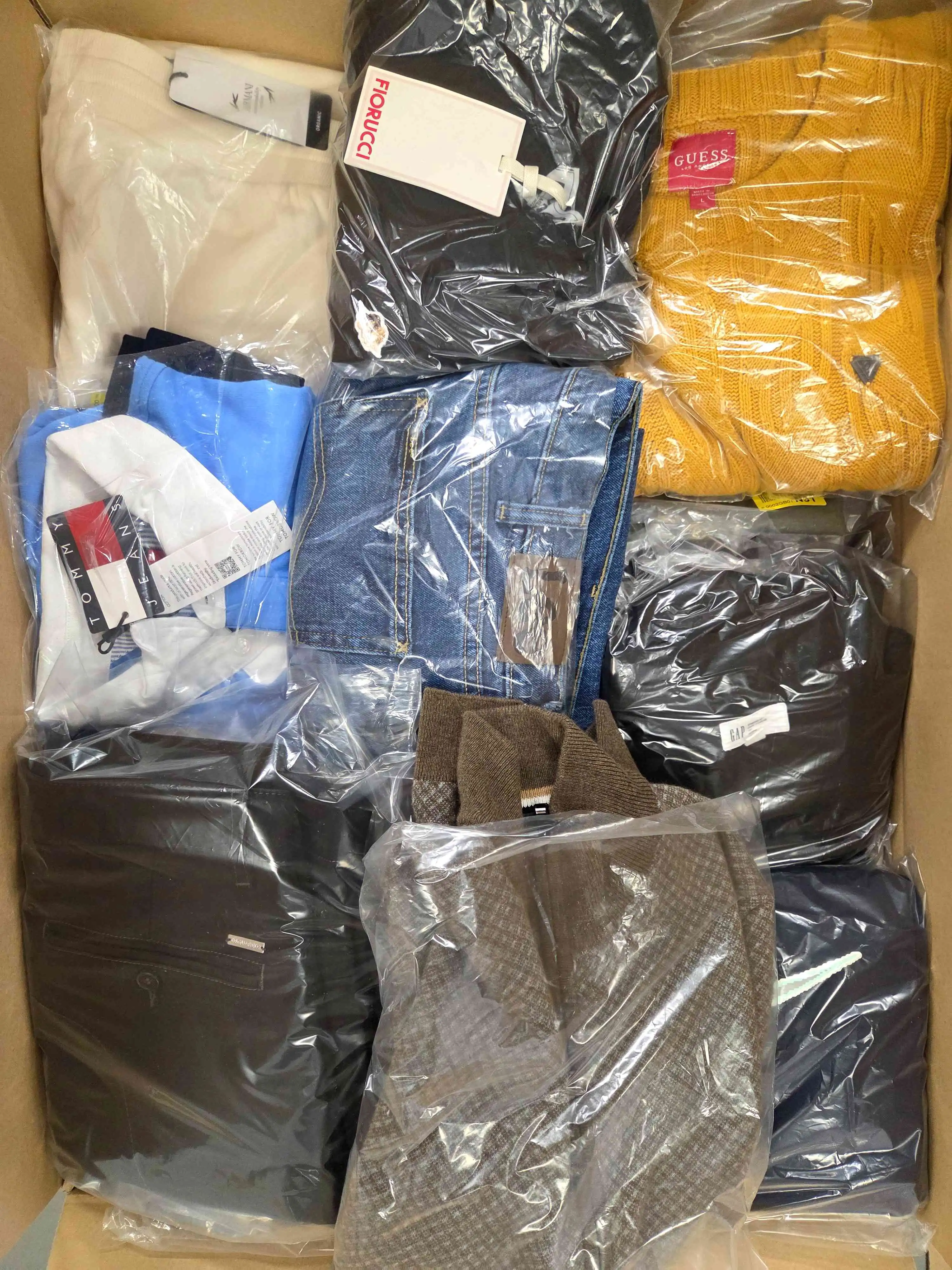 B1586 3 The photo shows a package with clothing in the category B.