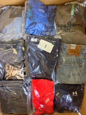 The photo shows a package with clothing in the category B.
