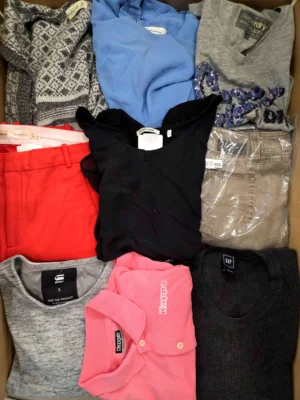The photo shows a package with clothing in the category U.