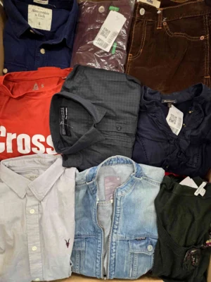 The photo shows a package with clothing in the category U.