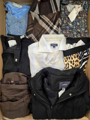 The photo shows a package with clothing in the category U.