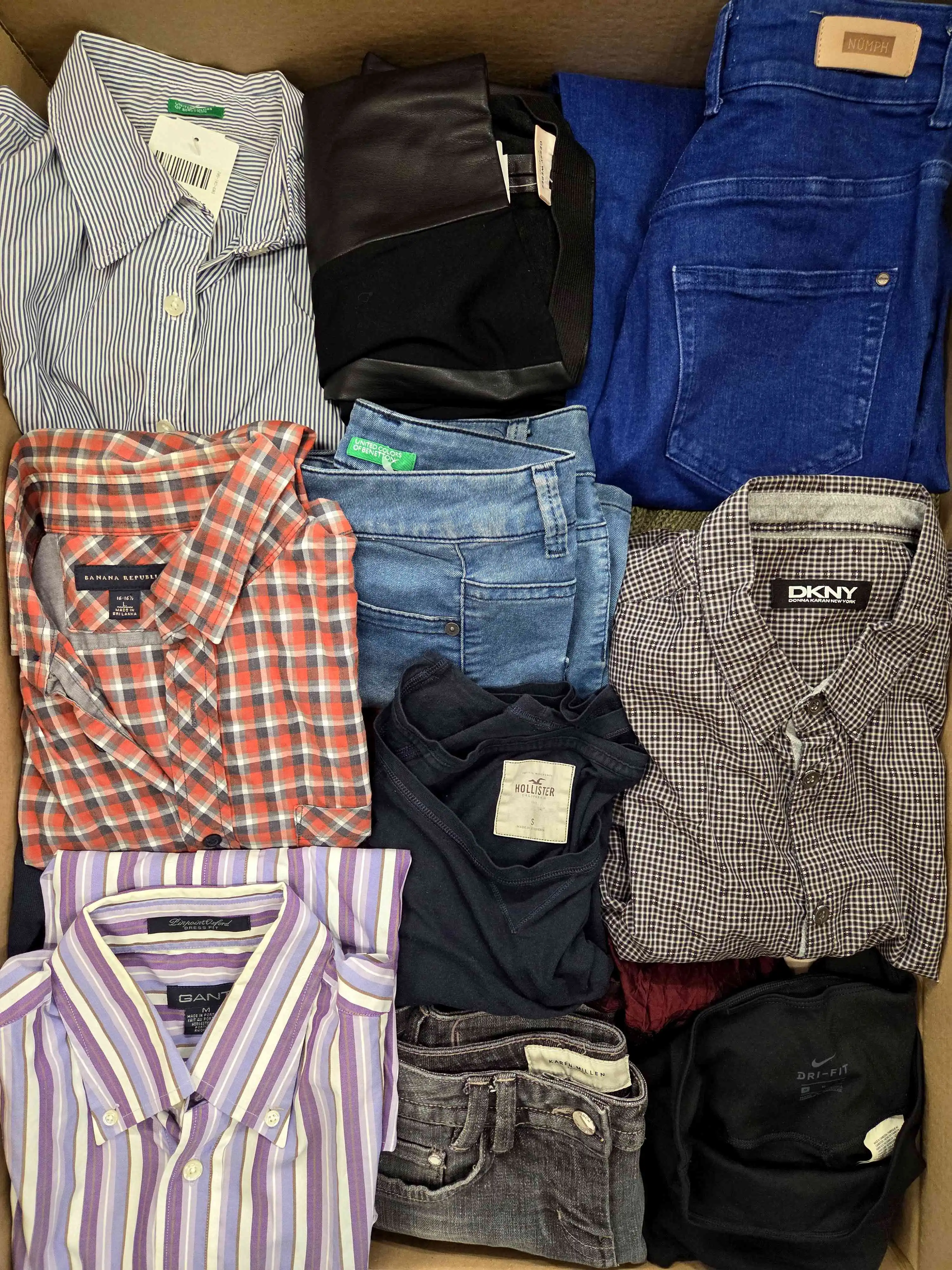 U1630 3 The photo shows a package with clothing in the category U.